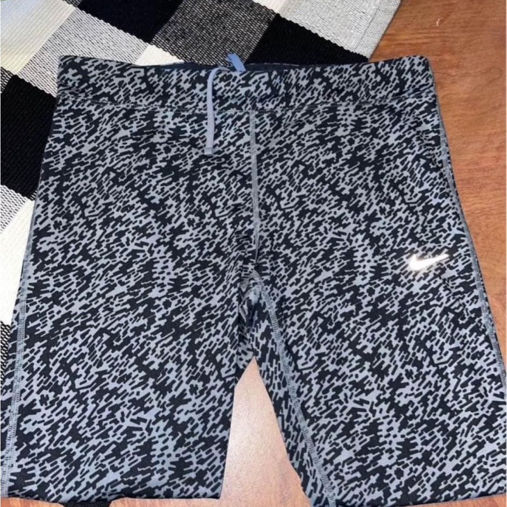 Nike Caris sz M - Picture 2 of 4